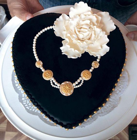 کیک تولد دخترانه مشکی قلب همراه شکل جواهرات|لیدی