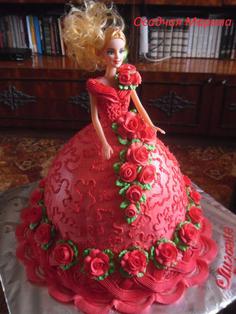 کیک تولد دخترانه عروسکی با گلهای قرمز