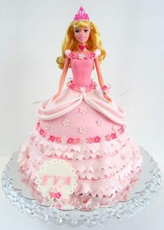 کیک تولد دخترانه عروسکی تم صورتی