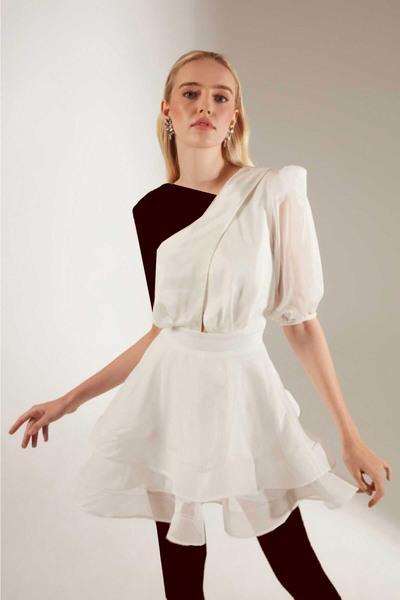 لباس مجلسی زنانه کوتاه تک آستین چین دار سفید برند BETTY & SAM|پیشنهاد محصول