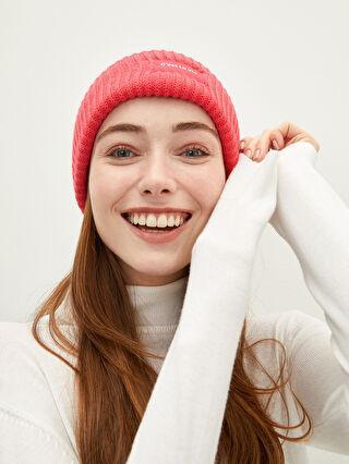 خرید اینترنتی کلاه زمستانی زنانه مرجانی السی وایکیکی W19160Z8 ا Etiket Baskılı Kadın Triko Bere|پیشنهاد محصول