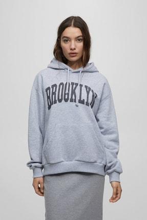 خرید اینترنتی هودی زنانه طوسی برند pull bear 04596344 ا Gri Brooklyn Baskılı Kapüşonlu Sweatshirt|پیشنهاد محصول