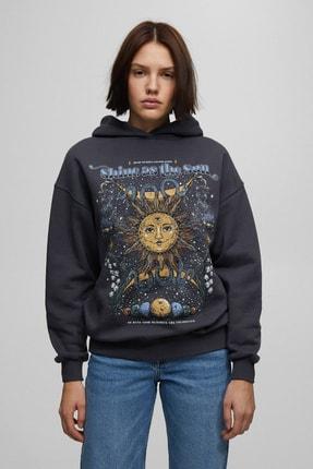 خرید اینترنتی هودی زنانه سیاه برند pull bear 04596334 ا Polar Ezoterik Baskılı Kapüşonlu Sweatshirt|پیشنهاد محصول