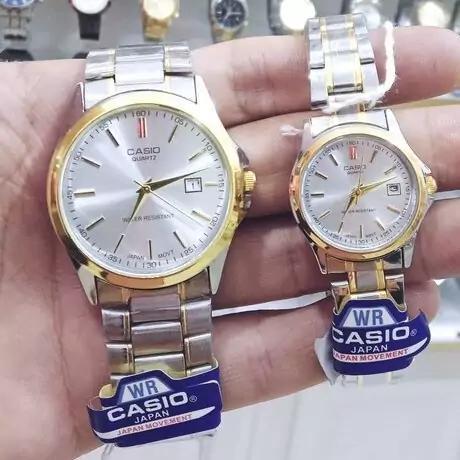 ساعت ست و تکی زنانه و مردانه عقربه ای کاسیو CASIO صفحه گرد سفید بند استیل دو رنگ طلایی نقره ایی - تک کد 2727|باسلام