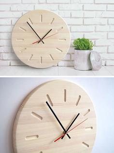 ساعت دیواری چوبی سفید