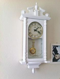 ساعت دیواری پاندول دار چوبی سفید
