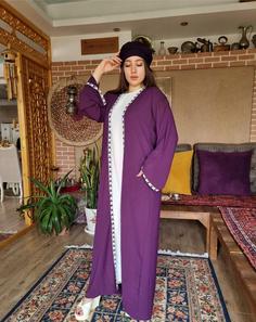 عبایی جلو باز اماراتی سه تیکه شامل زیره سفید و رویی کار شده بنفش همراه شال کار شده جنس نخی سایز ۴۶ تا ۴۸ ا Abaya