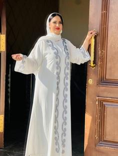 مانتو جلو باز اماراتی ،مانتو عبایی دکمه دار سفید بلند دخترونه تابستانی با جنس پارچه زوم یا کریشه کارشده با سنگ اتریشی جلو باز دکمه دار وارداتی سایز ۵۸ عربی معادل ۴۲ الی ۴۴ ایرانی ا Abayat