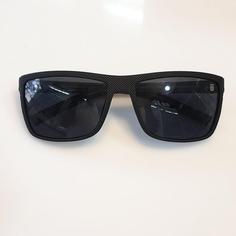 عینک آفتابی اسپرت مردانه بسیار سبک  همراه با جلد و دستمال عینک عدسی polarized وuy400  جنسیت فریم کایوچویی بسیار سبک 