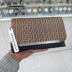 کیف دوشی زنانه و دخترانه فندی FENDI دوزیپ همراه با بند چرمی طراح زیبا سایز تقریباً 22 *14 سانتیمتر 