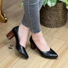 کفش مجلسی مدل تاراج 
رویه ورنی چاپی    
پاشنه دلتا چوبی  
زیره دلتا 5 سانت و3 سانت  
size 37 ta 40

پاخوری شیک