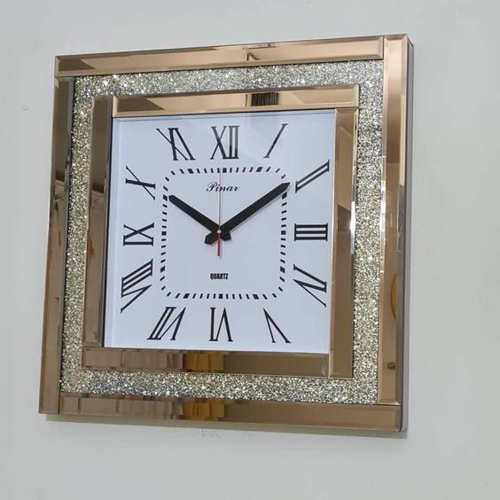 ساعت دیواری آینه ای نگین دار مربع مدل پینار لوکس بسیار زیبا و جذاب در دو رنگ مختلف برنز و نقره ای قطر 60 سانت - سایز ۶۰ در ۶۰ سانت / نقره ای|پیشنهاد محصول