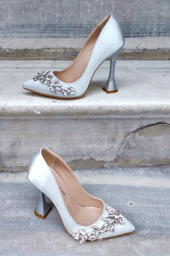کفش زنانه استیلتو ساتن نقره ای ی پاشنه دار اکسسوری برند LA CALZATURE|پیشنهاد محصول