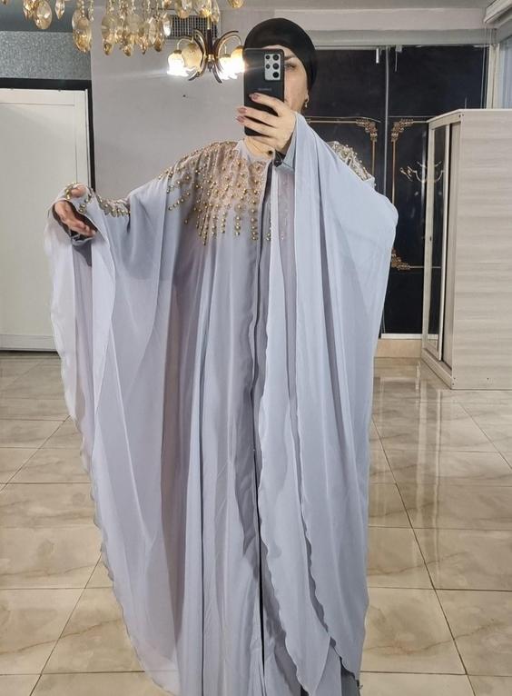 مانتو جلو باز اماراتی مدل پانچ ، رنگ طوسی کار شده با مروارید و سنگ طلایی دو لایه ریون و حریر فری سایز ا Abaya|پیشنهاد محصول