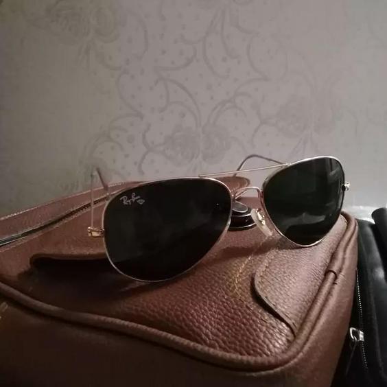 عینک آفتابی  Rayban  ایتالیای  فریم طلایی شیشه سبز سنگ ضدخش  با حکاکی rayban بسیار زیبا  تحت لیسانس  کالا دبی لنج امارات|باسلام (دبی لنج)