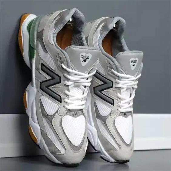 کتونی مردانه نیوبالانس 9060 سفید طوسی جهان بزرگ پا|باسلام (کفش و لباس شیک پوش1)